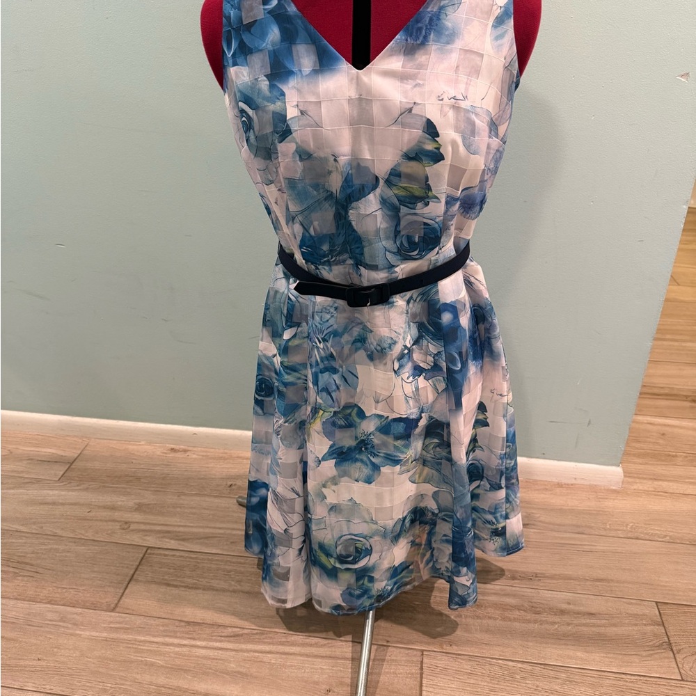 sleeveless fit and flare dress blue and white floral and geometric print size 4